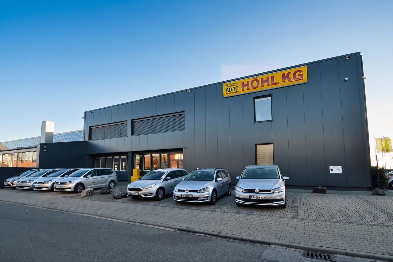 Betriebsgebäude der Höhl Gruppe in Mannheim mit ADAC-Fahnen