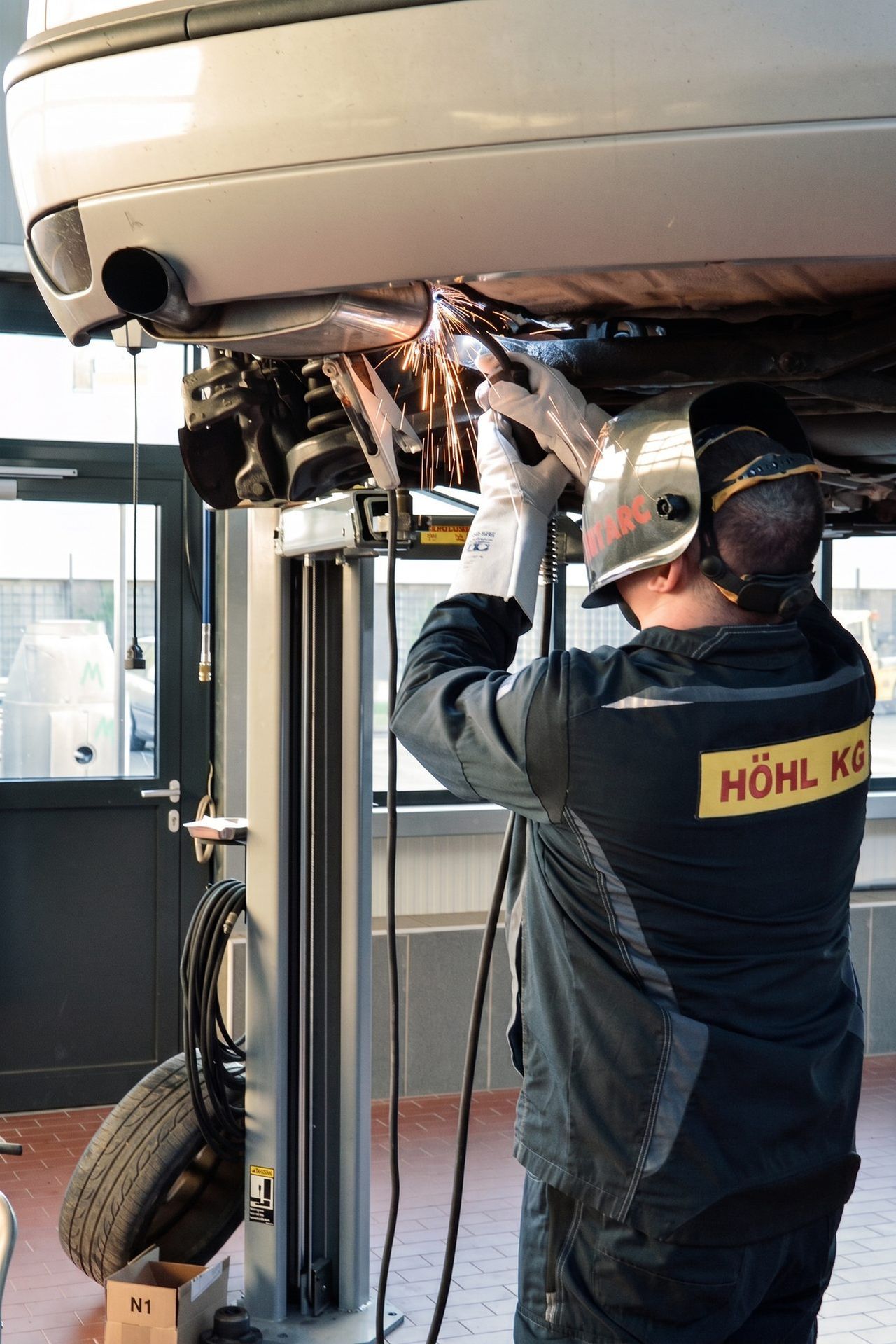 Mechaniker der Höhl Gruppe arbeitet in der Kfz-Werkstatt an einem Fahrzeug