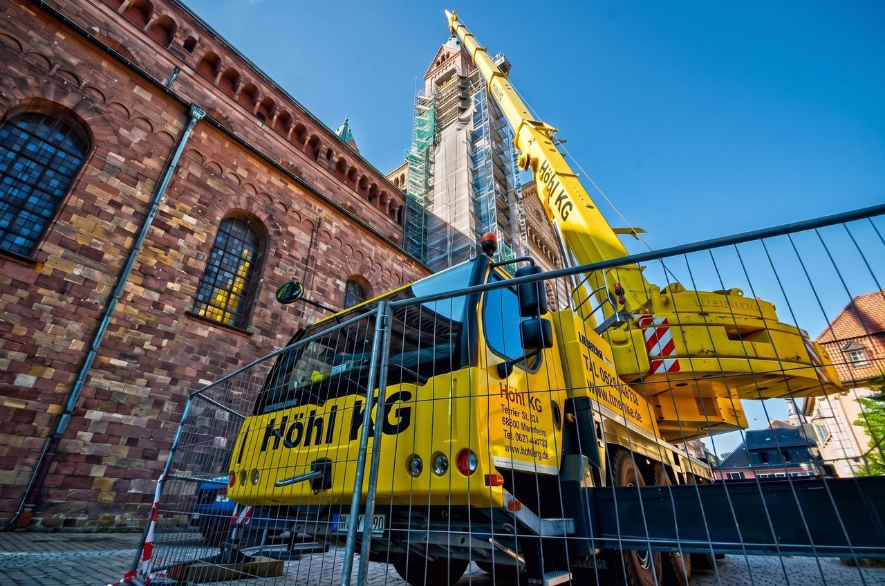 Mobilkran der Höhl Gruppe im Einsatz vor dem Dom zu Speyer