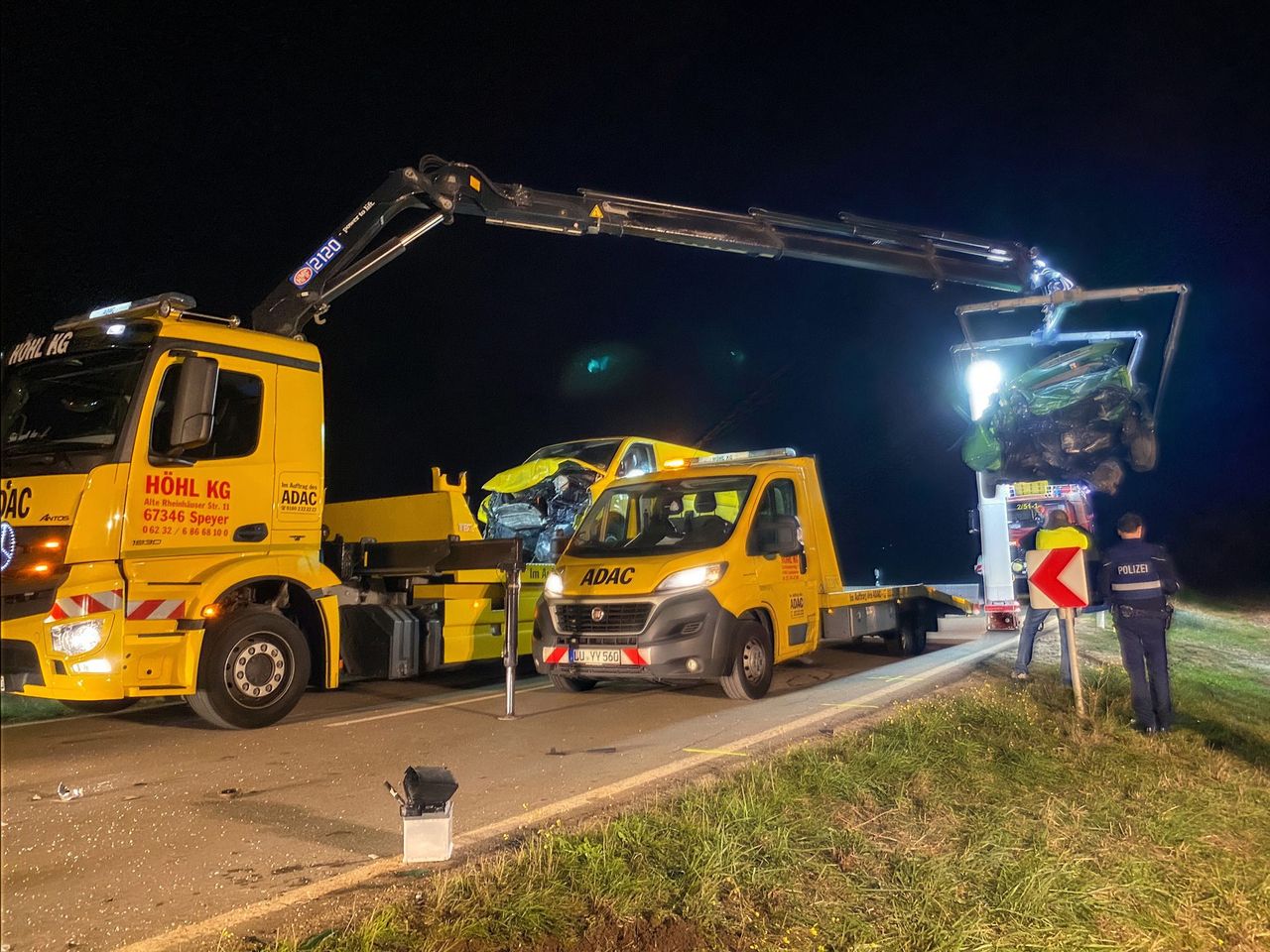 Abschleppfahrzeuge der Höhl Gruppe bei einem Nachteinsatz im Auftrag des ADAC