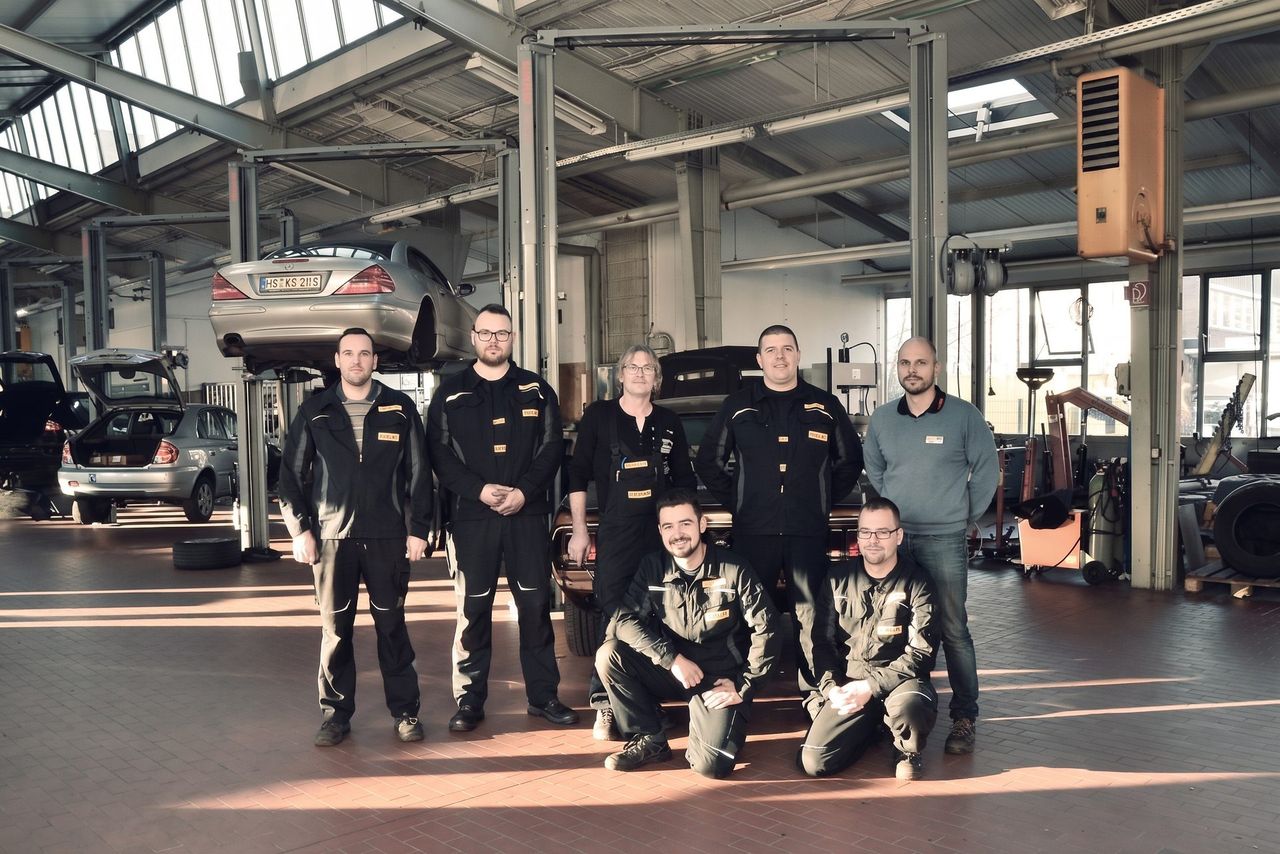 Das Werkstatt-Team der Höhl Gruppe in der Halle in Mannheim
